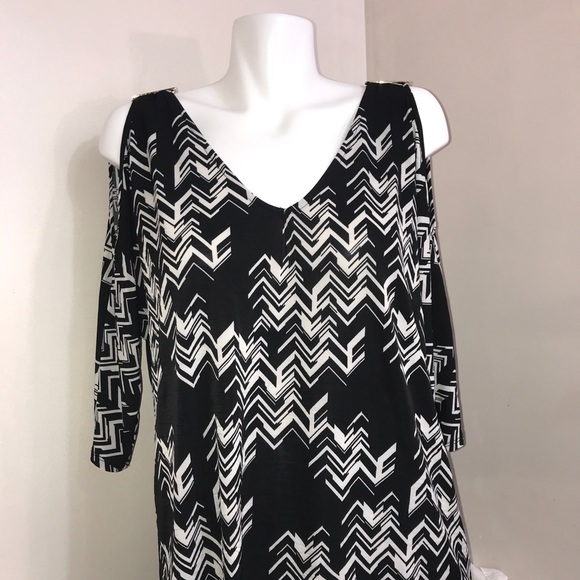 INC. B&W Prints Sleeve Cutout V-Neck Flowy Top - Picture 2 of 11